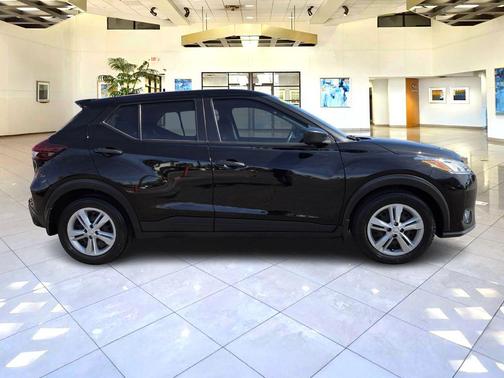 Super Black 2022 Nissan Kicks S