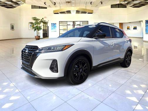 Fresh Powder 2024 Nissan Kicks SR