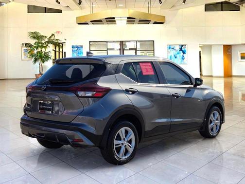 Gun Metallic 2024 Nissan Kicks S
