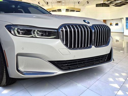 Mineral White Metallic 2020 BMW 740 740i