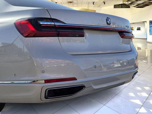 Mineral White Metallic 2020 BMW 740 740i