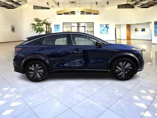 Deep Ocean Blue Pearl/Black Diamond Pearl 2024 Nissan ARIYA ENGAGE