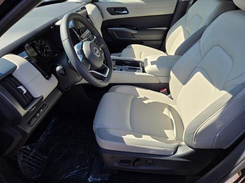 2025 Nissan Pathfinder SL FWD