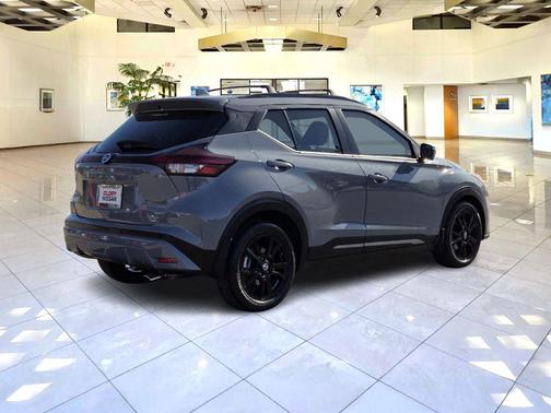 Boulder Gray Pearl 2021 Nissan Kicks SR