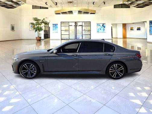 2022 BMW 745e xDrive
