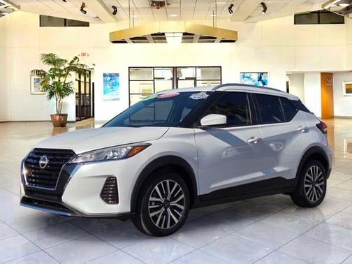 Aspen White Tricoat 2023 Nissan Kicks SV