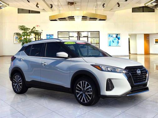 Aspen White Tricoat 2023 Nissan Kicks SV