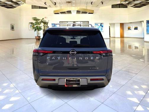 2022 Nissan Pathfinder Platinum 2WD