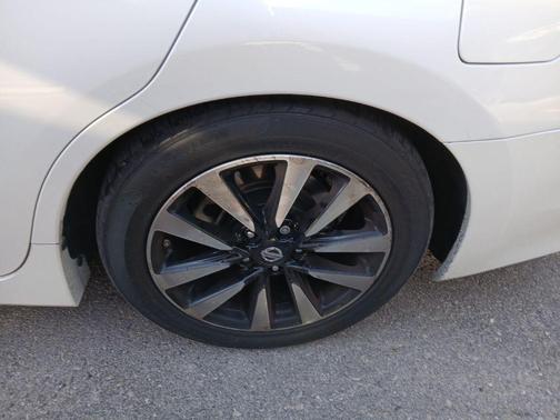 Pearl White 2018 Nissan Altima 2.5 SV