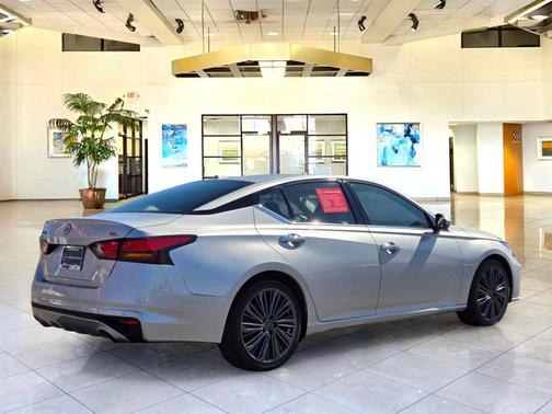 Brilliant Silver Metallic 2023 Nissan Altima 2.5 SL