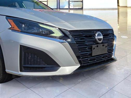 Brilliant Silver Metallic 2023 Nissan Altima 2.5 SL