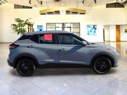 Boulder Gray Pearl 2024 Nissan Kicks SV