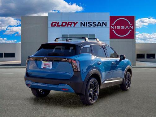 Arctic Ice 2027 Nissan Kicks SR
