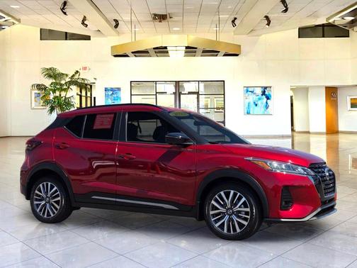 Scarlet 2023 Nissan Kicks SR