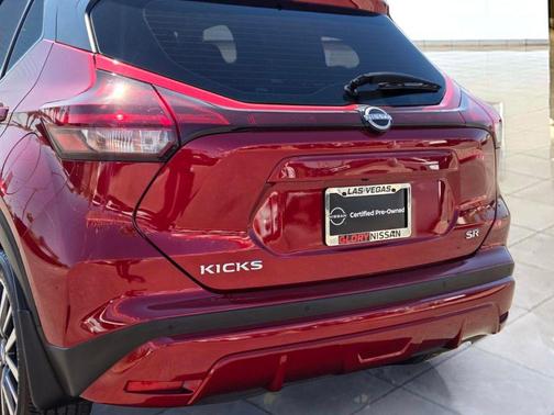 Scarlet 2023 Nissan Kicks SR