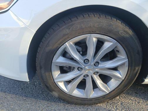 Summit White 2024 Chevrolet Malibu FWD 1LT