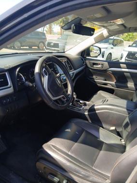 Midnight Black Metallic 2017 Toyota Highlander XLE