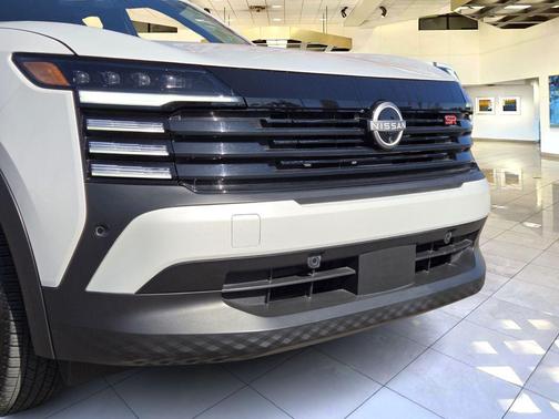 Aspen White 2025 Nissan Kicks SR