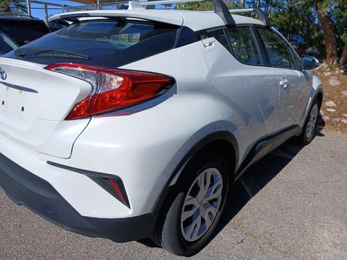 Blizzard Pearl 2021 Toyota C-HR LE