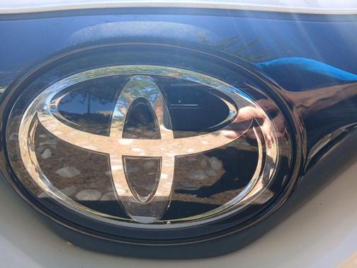 Blizzard Pearl 2021 Toyota C-HR LE