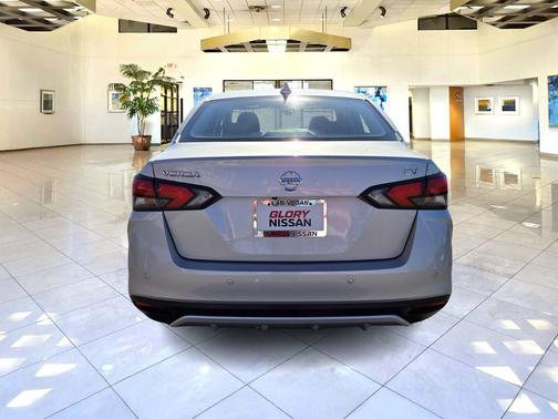 Brilliant Silver Metallic 2020 Nissan Versa 1.6 SV