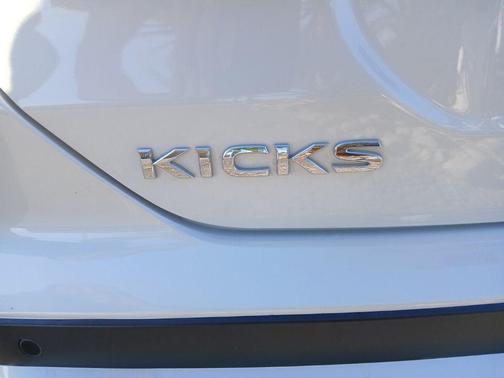 Aspen White 2024 Nissan Kicks SR