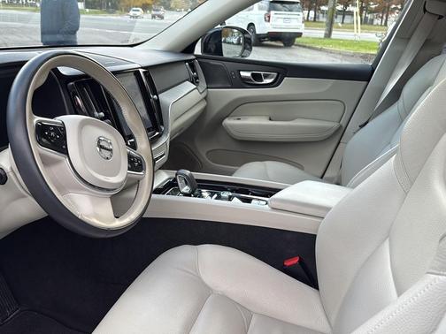 2023 Volvo XC60 B5 Plus Dark Theme