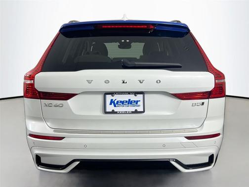 2023 Volvo XC60 B5 Plus Dark Theme