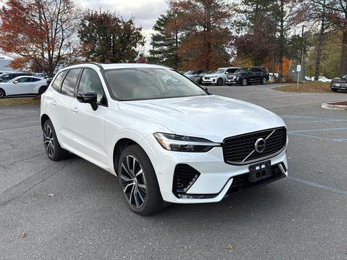 2023 Volvo XC60 B5 Plus Dark Theme