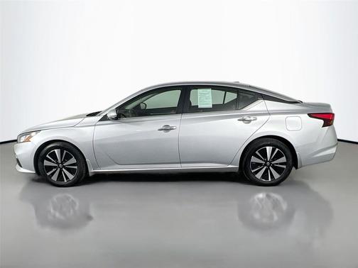 Brilliant Silver Metallic 2022 Nissan Altima 2.5 SV