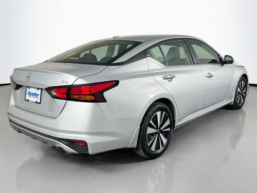 Brilliant Silver Metallic 2022 Nissan Altima 2.5 SV