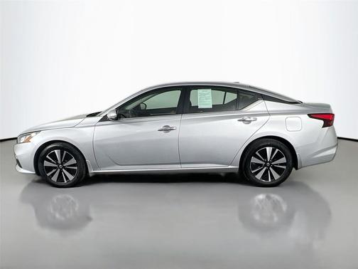 Brilliant Silver Metallic 2022 Nissan Altima 2.5 SV