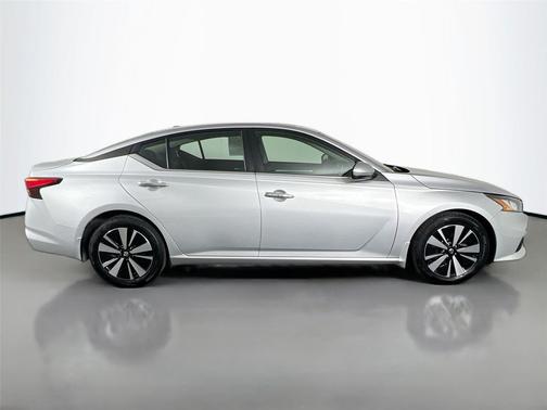Brilliant Silver Metallic 2022 Nissan Altima 2.5 SV