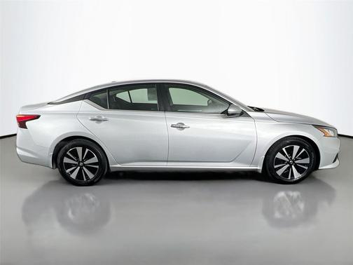 Brilliant Silver Metallic 2022 Nissan Altima 2.5 SV