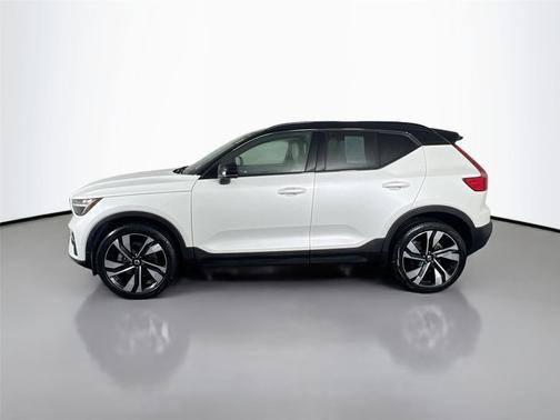 2023 Volvo XC40 B5 Plus Dark Theme