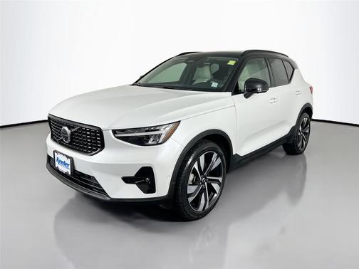 2023 Volvo XC40 B5 Plus Dark Theme
