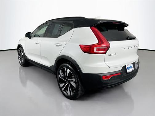 2023 Volvo XC40 B5 Plus Dark Theme
