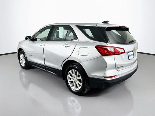 Silver Ice Metallic 2018 Chevrolet Equinox LS