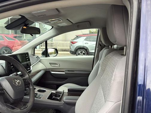 2022 Toyota Sienna LE
