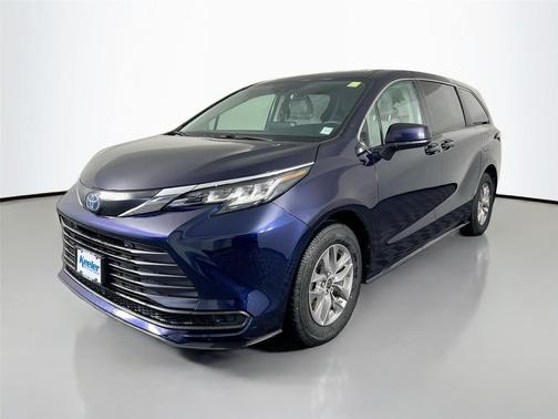 2022 Toyota Sienna LE