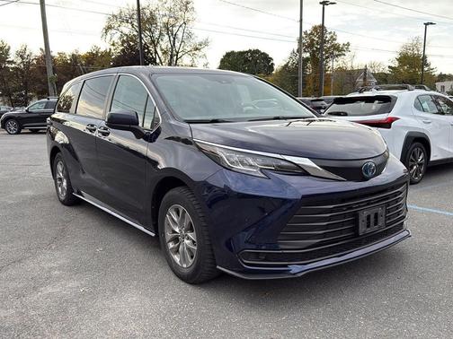 2022 Toyota Sienna LE