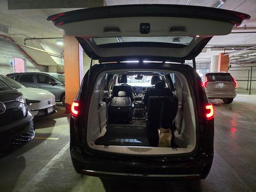 Brilliant Black Crystal Pearlcoat 2022 Chrysler Pacifica Hybrid Limited