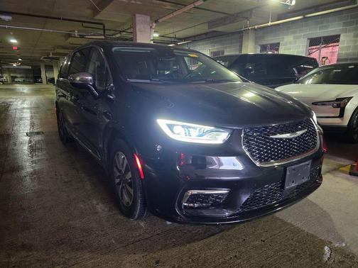 Brilliant Black Crystal Pearlcoat 2022 Chrysler Pacifica Hybrid Limited
