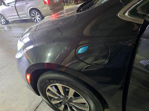 Brilliant Black Crystal Pearlcoat 2022 Chrysler Pacifica Hybrid Limited