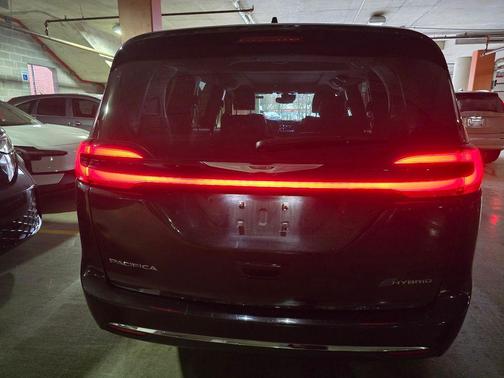 Brilliant Black Crystal Pearlcoat 2022 Chrysler Pacifica Hybrid Limited