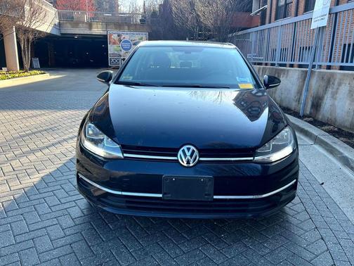 Deep Black 2021 Volkswagen Golf 1.4T TSI