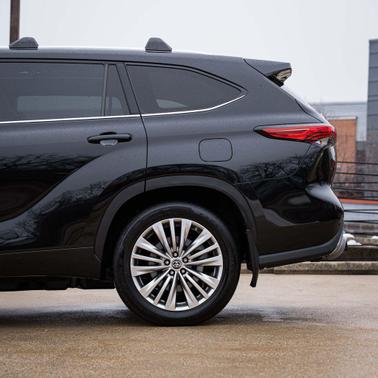 2023 Toyota Highlander Hybrid Platinum