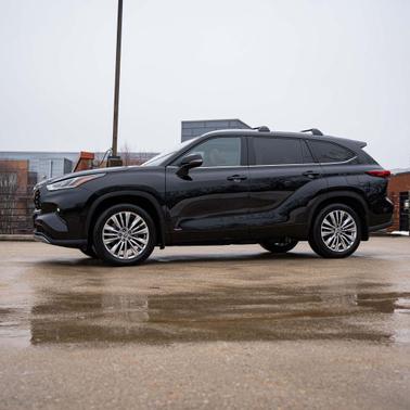 2023 Toyota Highlander Hybrid Platinum