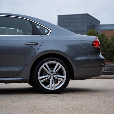 2014 Volkswagen Passat 1.8T Auto SE w/Sunroof & Nav