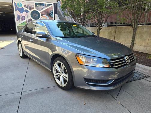2014 Volkswagen Passat 1.8T Auto SE w/Sunroof & Nav